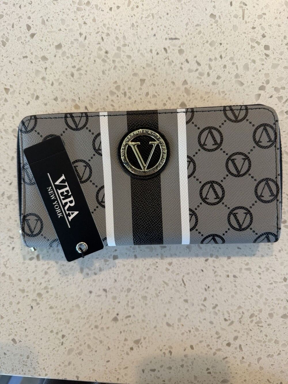 NWT VERA SIGNATURE New York Zip Around Gray Black Wallet (MSRP:$36)